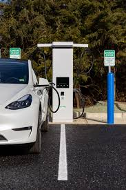 Sparkcharge, Zipcar, and MassCEC launch off‑grid fast charging hub in east boston